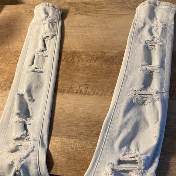 light wash ripped jeans - Picture 3 of 3